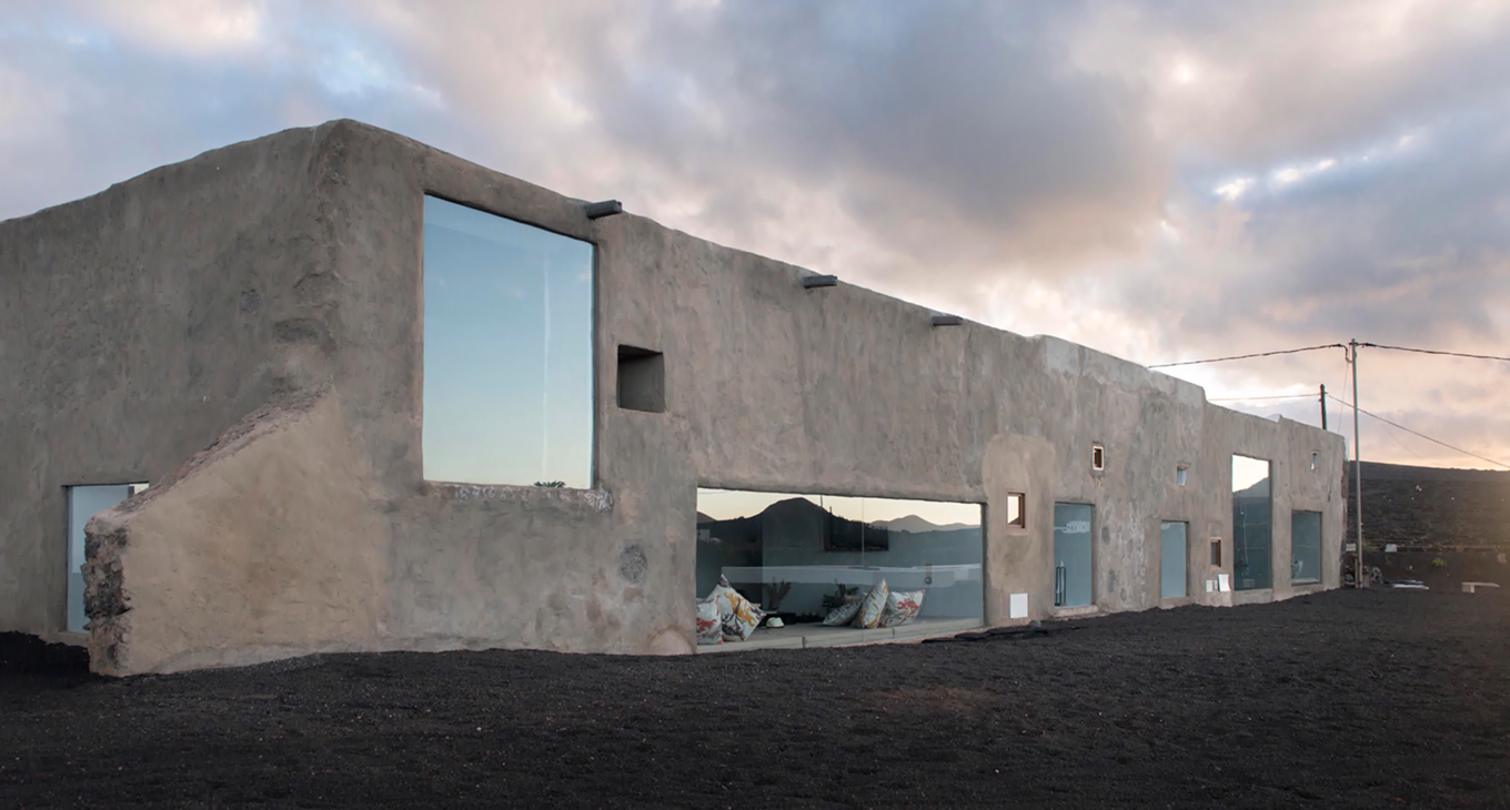 Hay_viento_y_la_luz_se_refleja_en_la_pared_blanca