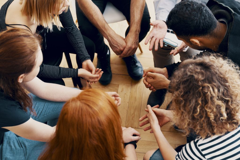 Reunión dinámica de grupo jóvenes